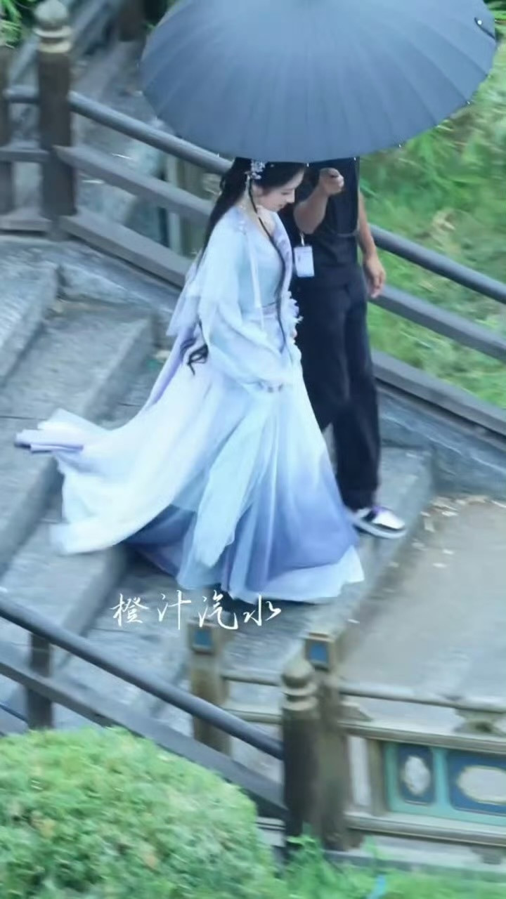 李兰迪像从古画里走出来的人李兰迪像从古画里走出来的人，她有柔和的骨相、温润的眉
