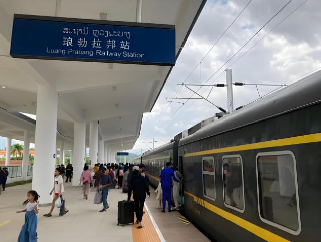 我发现，老挝现在已经开始在琢磨把铁路改成双线了。要知道，当初规划的时候，中老铁路