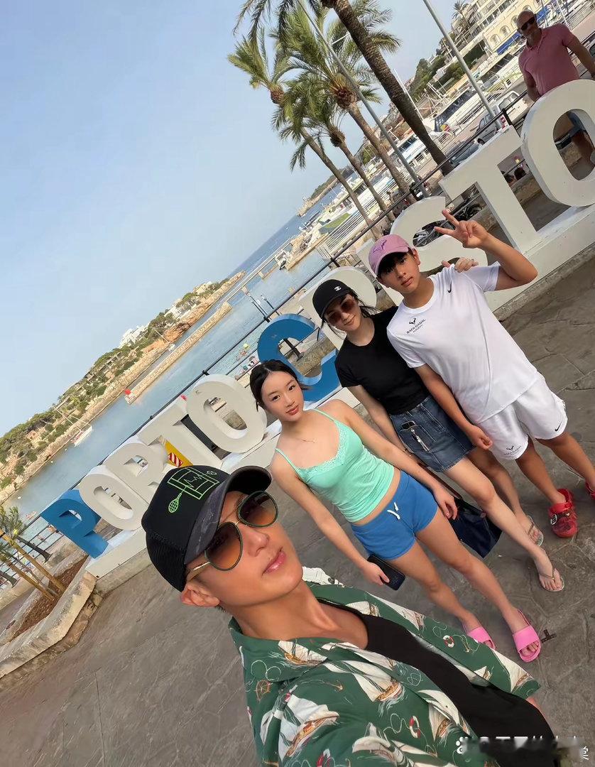 吴尊晒全家福，一家四口西班牙小镇度假，15岁女儿穿吊带背心打扮成熟，13岁儿子开