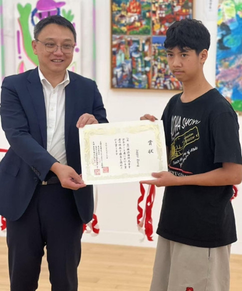 刘芸与郑钧的14岁儿子郑熙岳（小名Jagger）的画作在东京参展，还给刘芸画了像