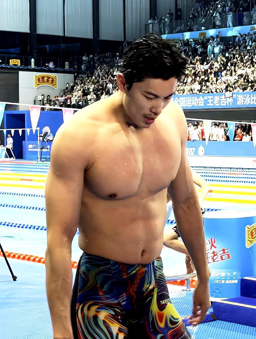 第一次知道什么叫做肌肉充血。全运会赛场上，汪顺刚结束比赛，全身的肌肉线条