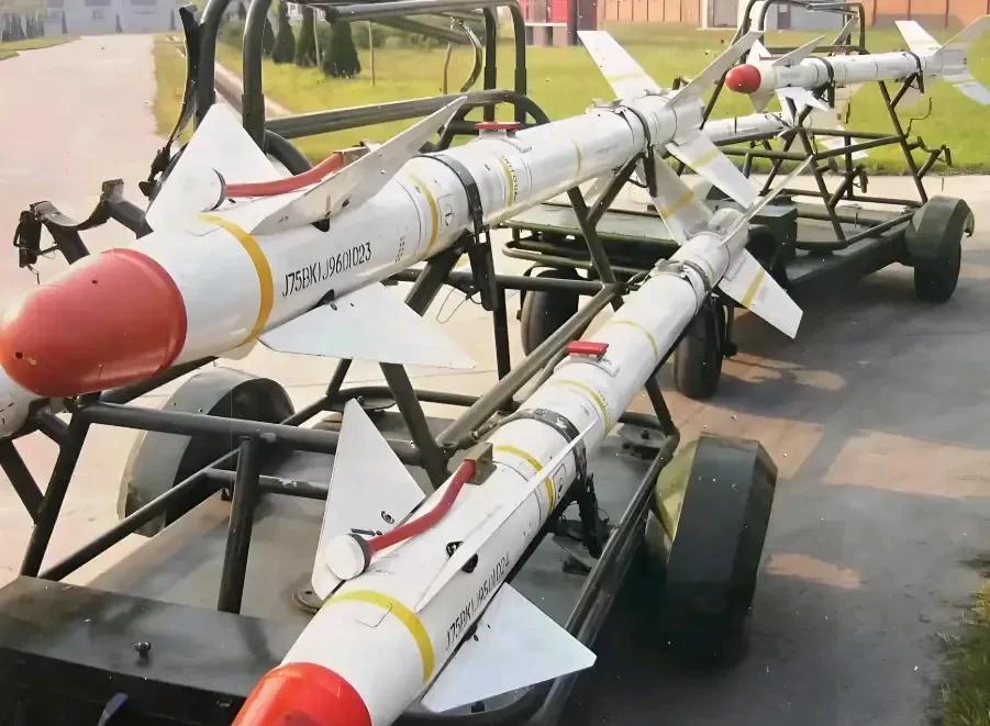 中国PL一5空空导弹，改进型三代近距离格斗导弹，红外引导头，弹载计算机，具备优良
