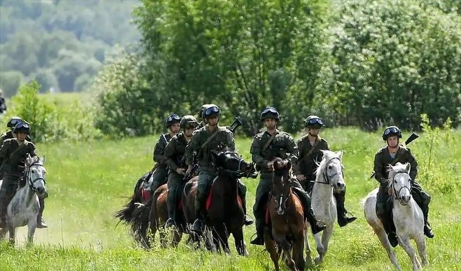 乌克兰现在打击俄罗斯境内的目标越来越得心应手，各种武器装备轮番上阵，让俄罗斯防不
