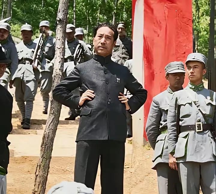 1945年，戴笠留下的一张格外张扬的罕见留影，画面中的他身穿笔挺中山装，双手叉腰
