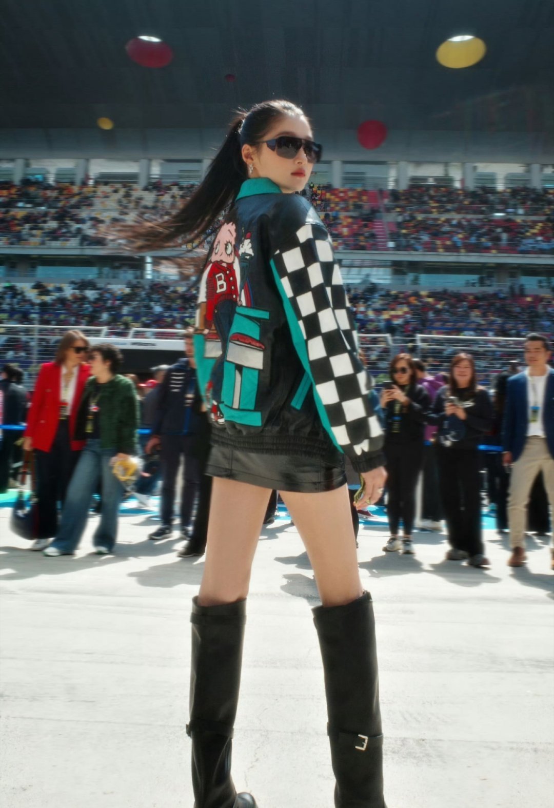 关晓彤至今不知道腿长的坏处关晓彤的长腿堪称内娱天花板，又直又细还自带白皙滤镜，