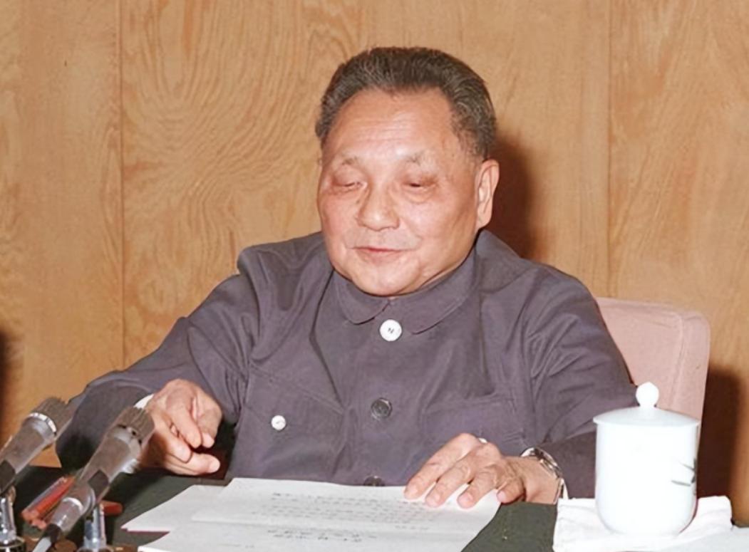 1994年，邓小平即将离开上海，在火车上叫来了上海市委书记黄菊，与他谈了10分钟