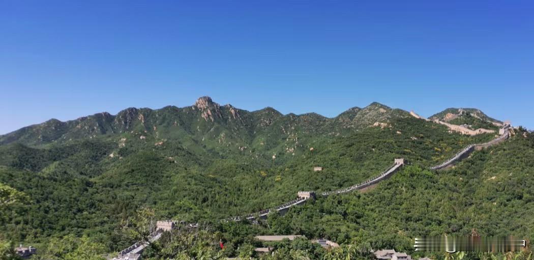去过八达岭很多次，以往都是徒步攀登，领略长城的雄伟壮阔。这次带着腿脚不便的父母前