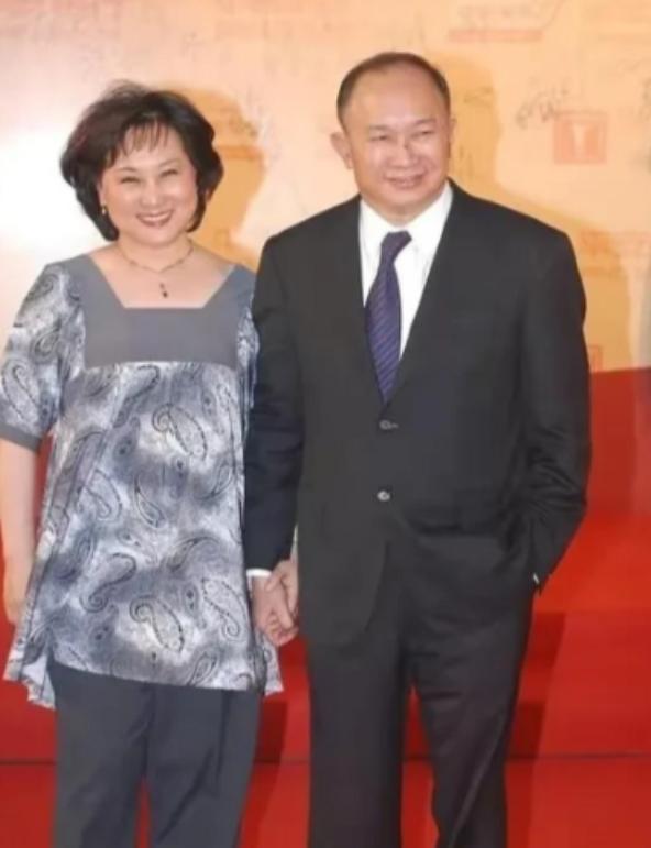 2012年，著名导演吴宇森确诊淋巴癌中期，变卖了北京的房产去美国治病。没想到