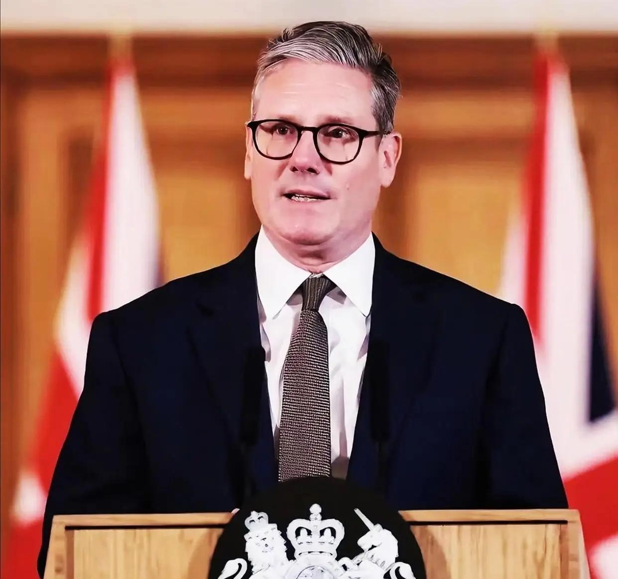 英国终于有脊梁了今天凌晨，英国首相斯塔默的话，听得真爽。最近几天，国际上