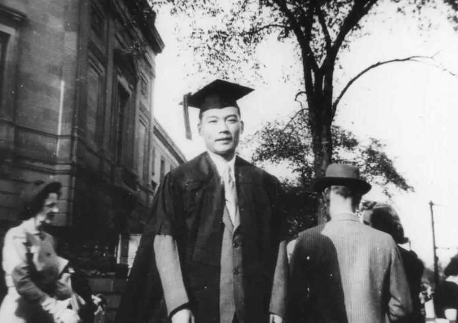 1937年冬，南京刚陷，一列往武汉的火车摇摇晃晃。熊向晖缩在硬座角落，对面女