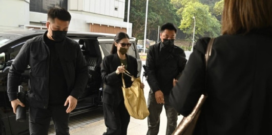 张柏芝与前经纪人合约案续审张柏芝现身香港法院，被指收取4276万元片酬后，涉违