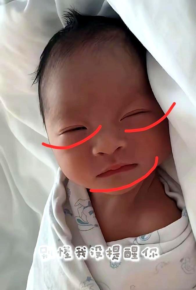 产房外，汪小菲眼眶发红；直播间里，张兰刚喊出“小七宝”，儿子立马改口：“孩子姓汪