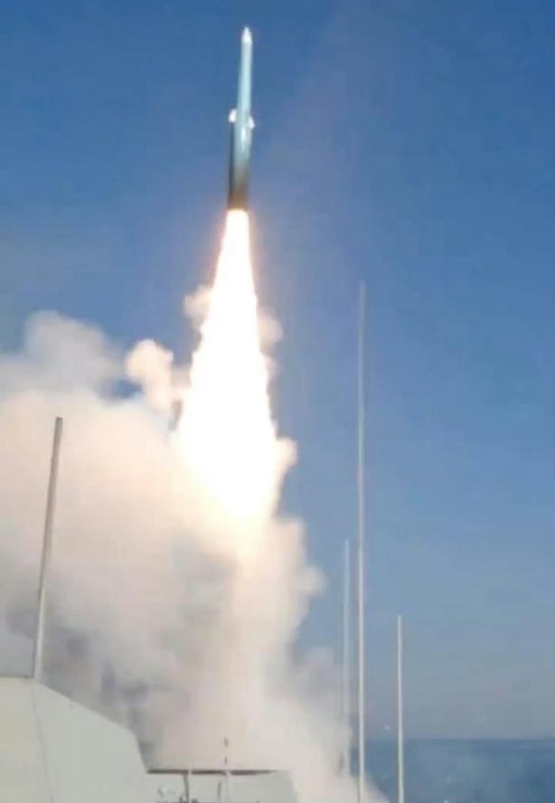 055成功发射YJ-20超音速反舰导弹，美防长说解放军30分钟内就可以瘫痪8艘核