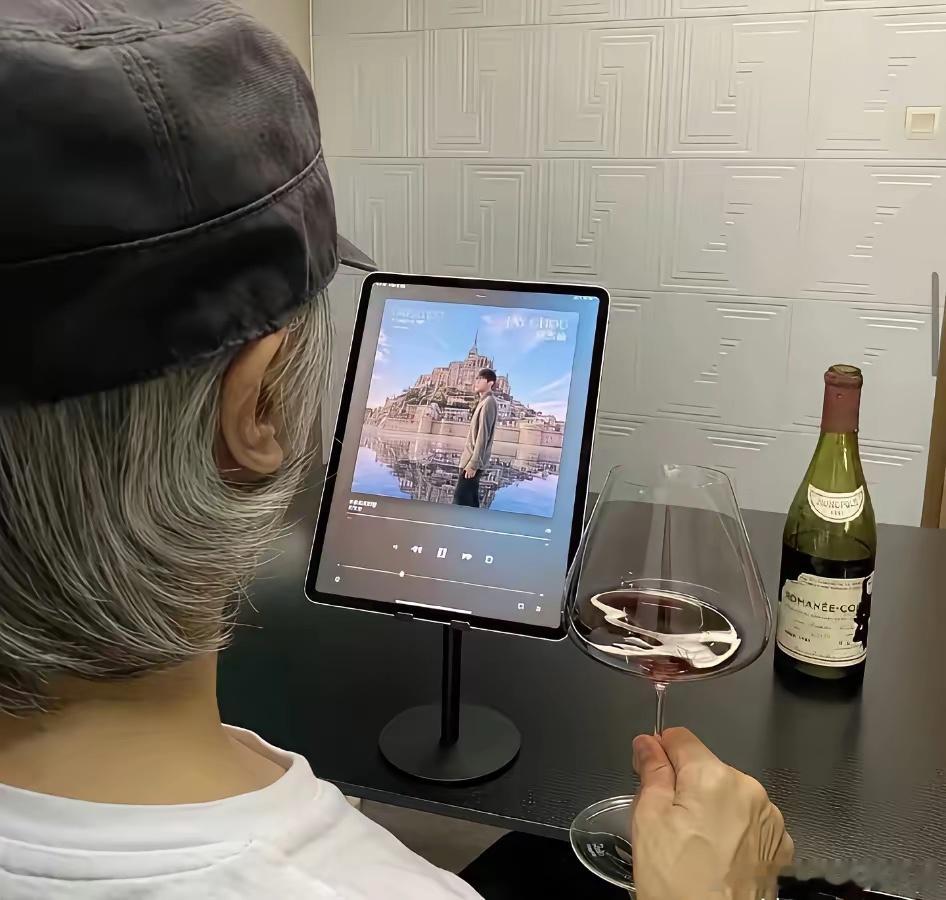 周星驰在IG上晒出的喝红酒照看出星爷的生活品味不一般，总是一头白发加极简服饰以为