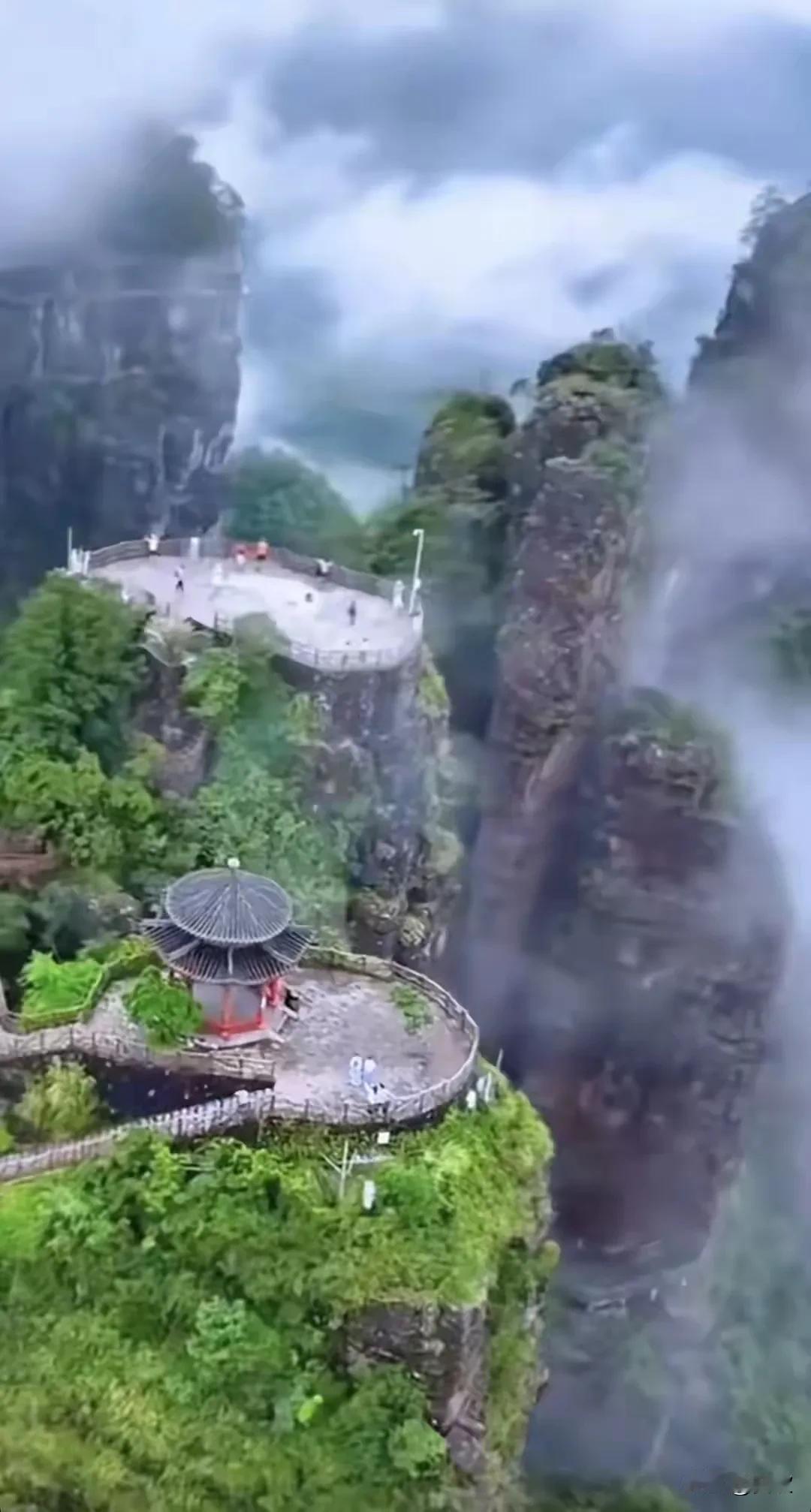 上联:冰封万里江河冷下联:风卷九天云雾高横批:宇宙洪荒