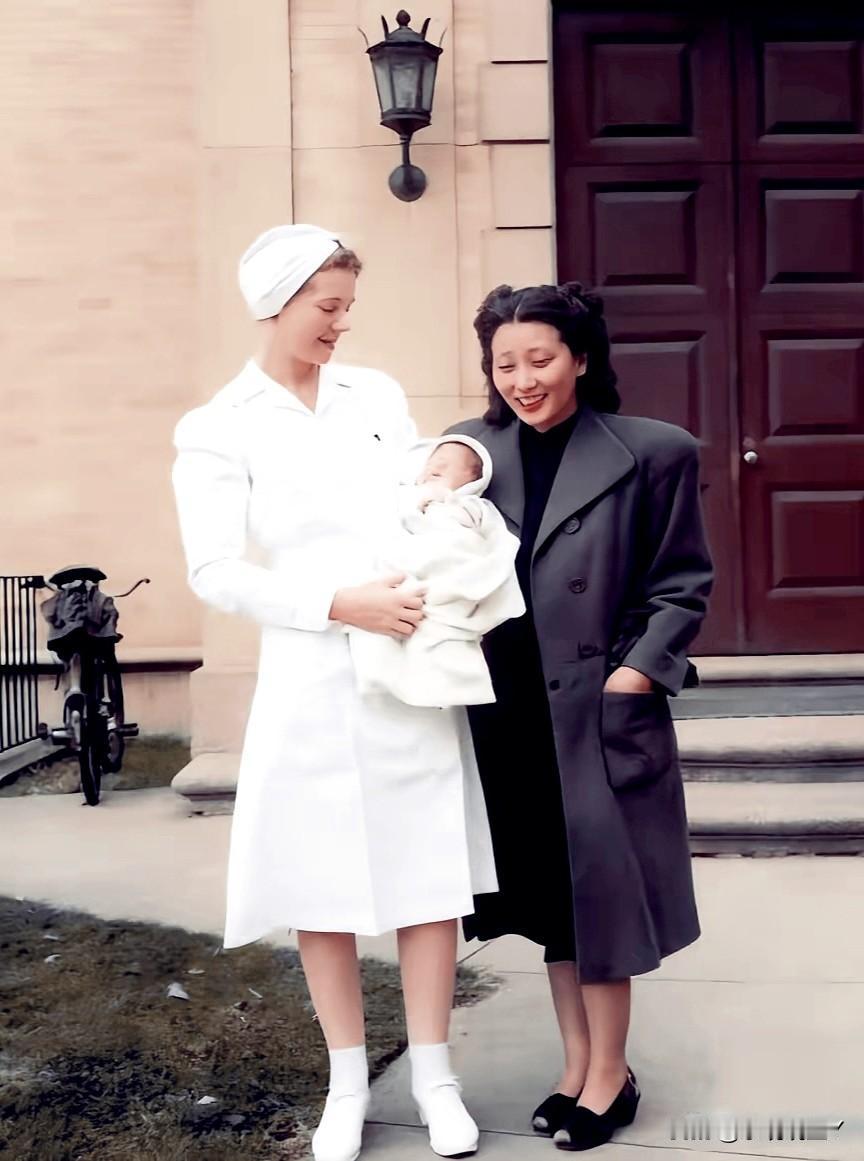 一九四八年，美国，钱学森的夫人蒋英和刚出生不久的儿子钱永刚。彼时的蒋英正享受着初