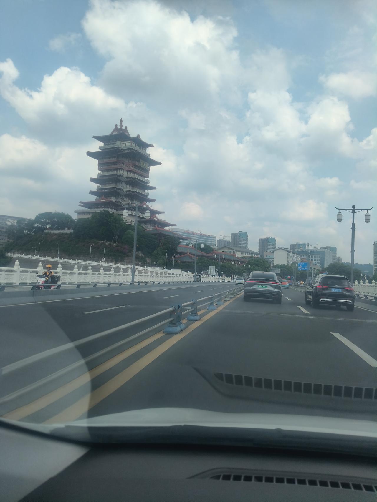 绵阳市不愧为四川省第二大城市，街道干净整洁，城市规划走在了前面，全国唯一科技城