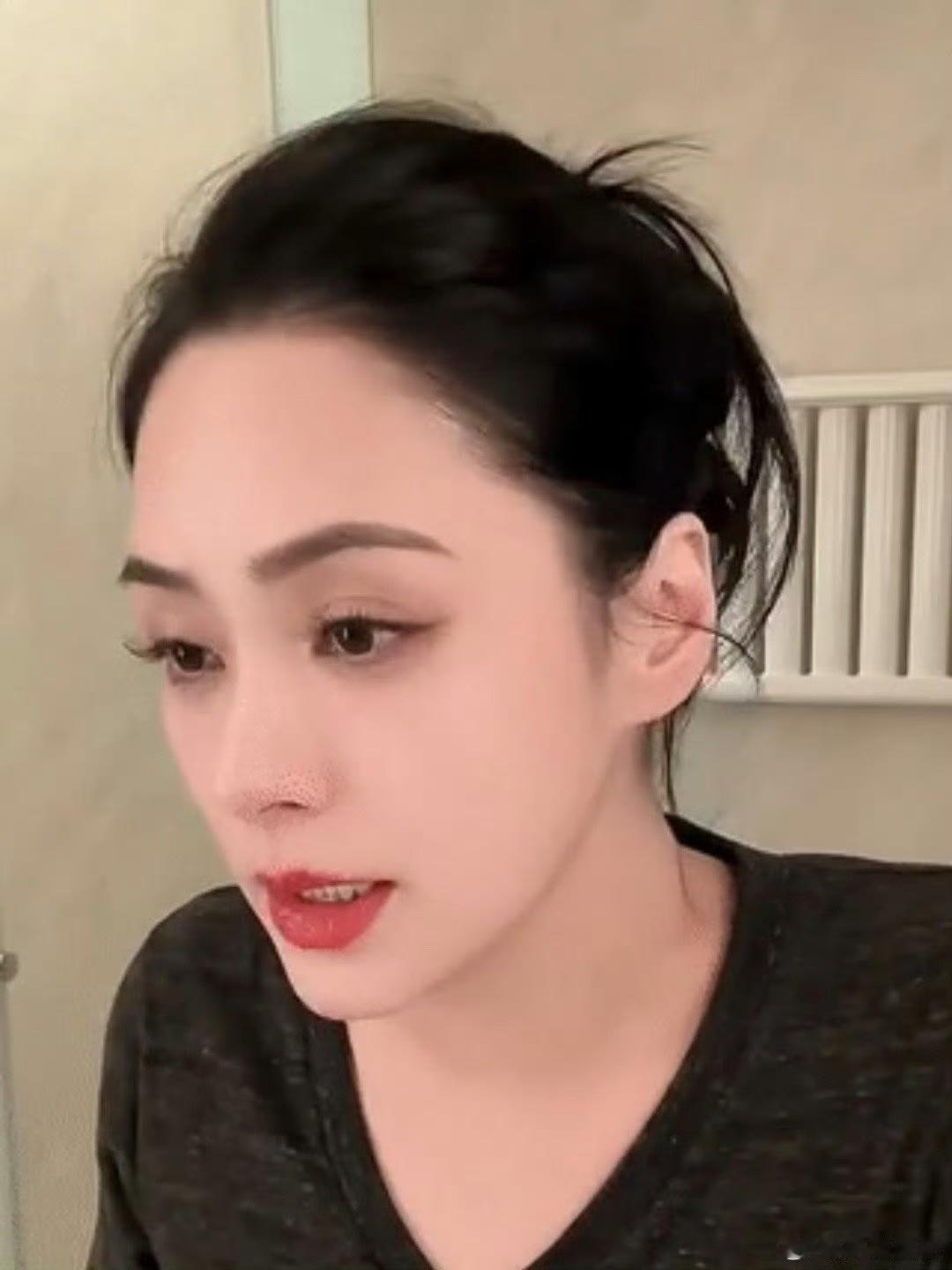 阿娇卸妆前和阿娇卸妆后，素颜比化妆好看，唯一一个这么夸不会违心的！阿娇带妆时
