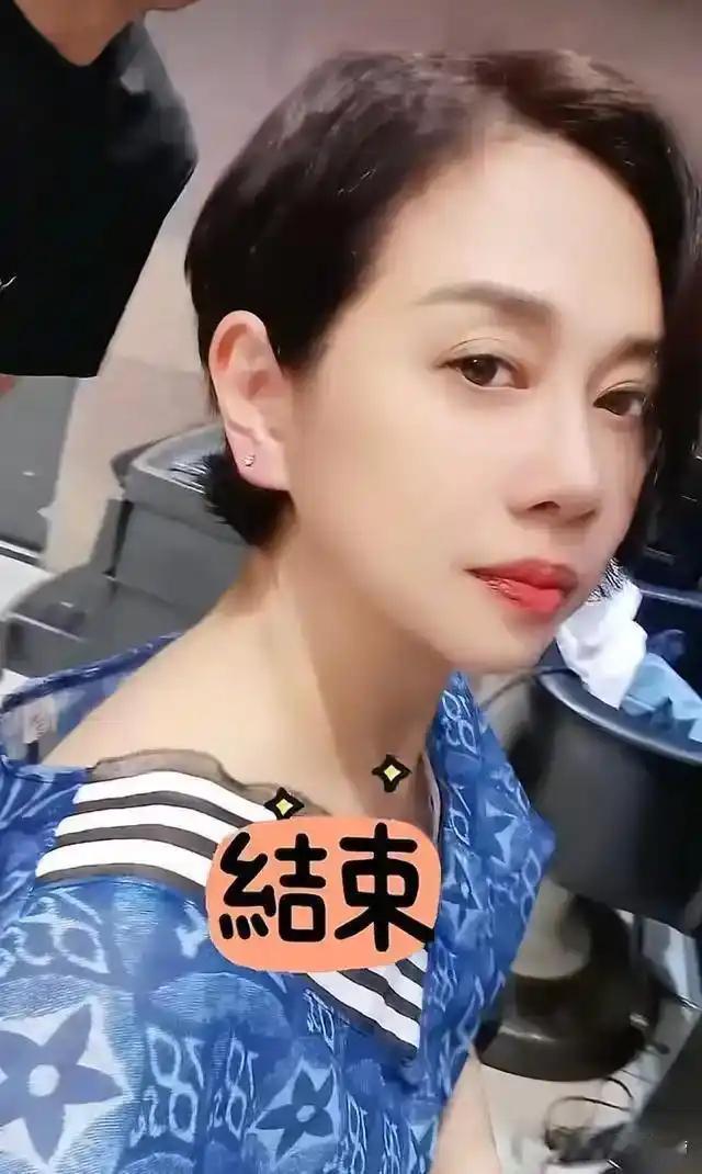 56岁的陈松伶瘦成纸片人之后换了短发，气质瞬间梦回经典角色林贞烈，她的丈夫张铎看