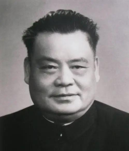 1959年，江西省长乘坐周总理专车抵达中南海，毛泽东主席闻讯后亲自迎接，激动地喊
