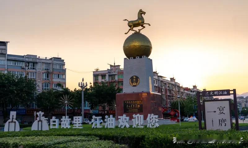 李白能在现今中国诗坛立足吗?李白当然能在现今中国诗坛立足，而且会是顶级存在。他