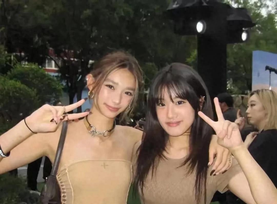 贾静雯的女儿梧桐妹完美继承了她的美貌，甚至比她还耀眼迷人。