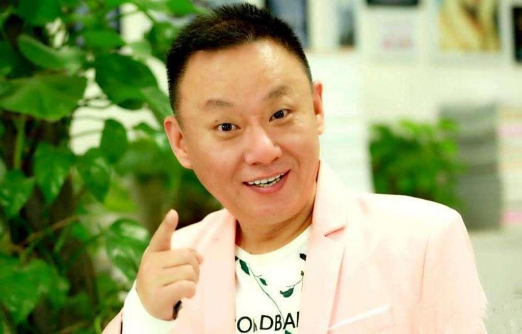 10次上春晚的他，卖房救妻23年：这日子，熬成了最甜的糖邵峰春晚演《回家》那
