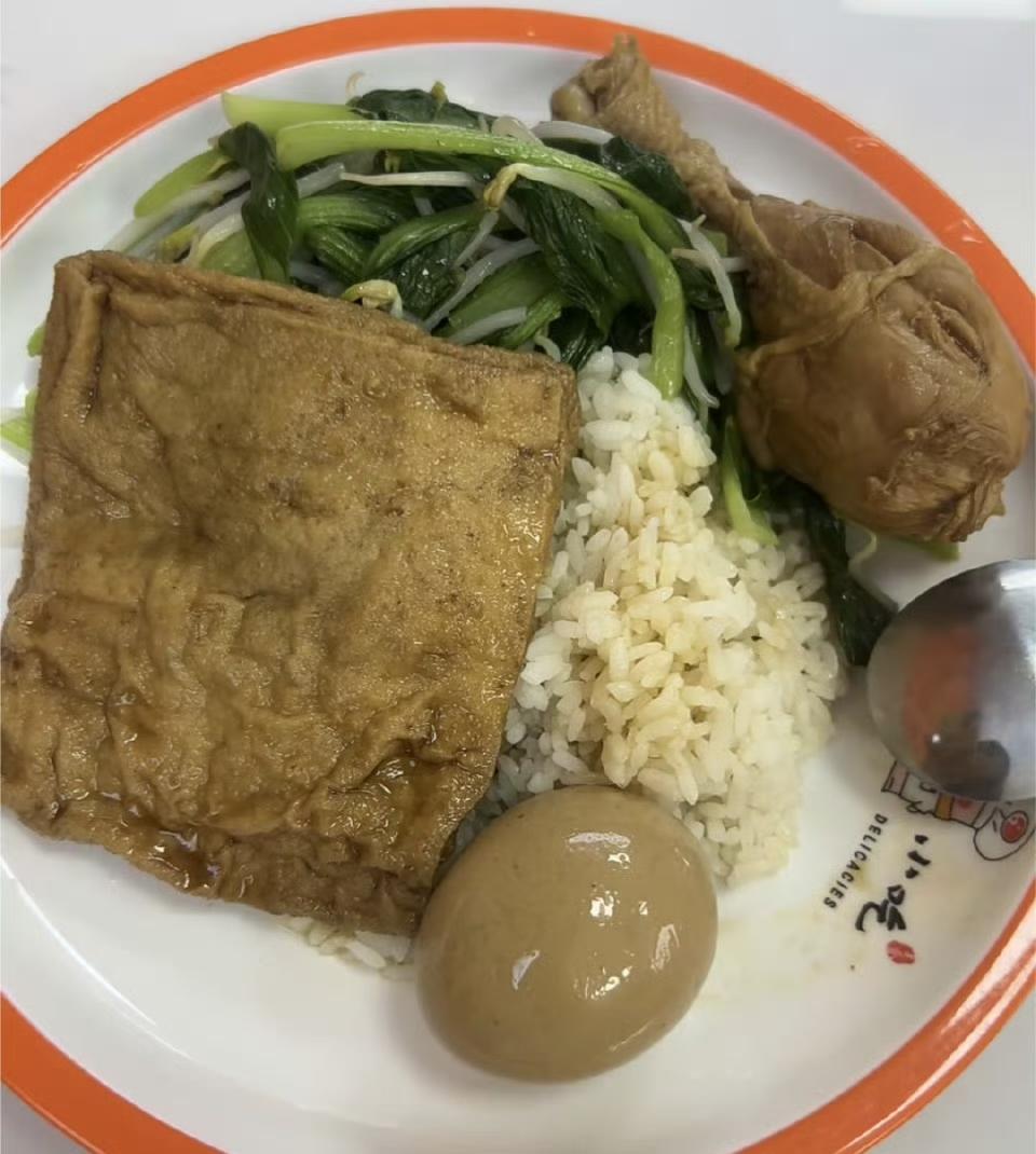 原本街边常见的鸡腿饭，摇身一变成了年轻人追捧的“减脂神器”。一份饭里包含去皮卤鸡