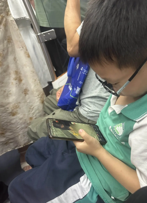 今天被地铁上的一幕吓到了事情是这样的：一个戴着眼镜的小男孩，看起来大约6岁左