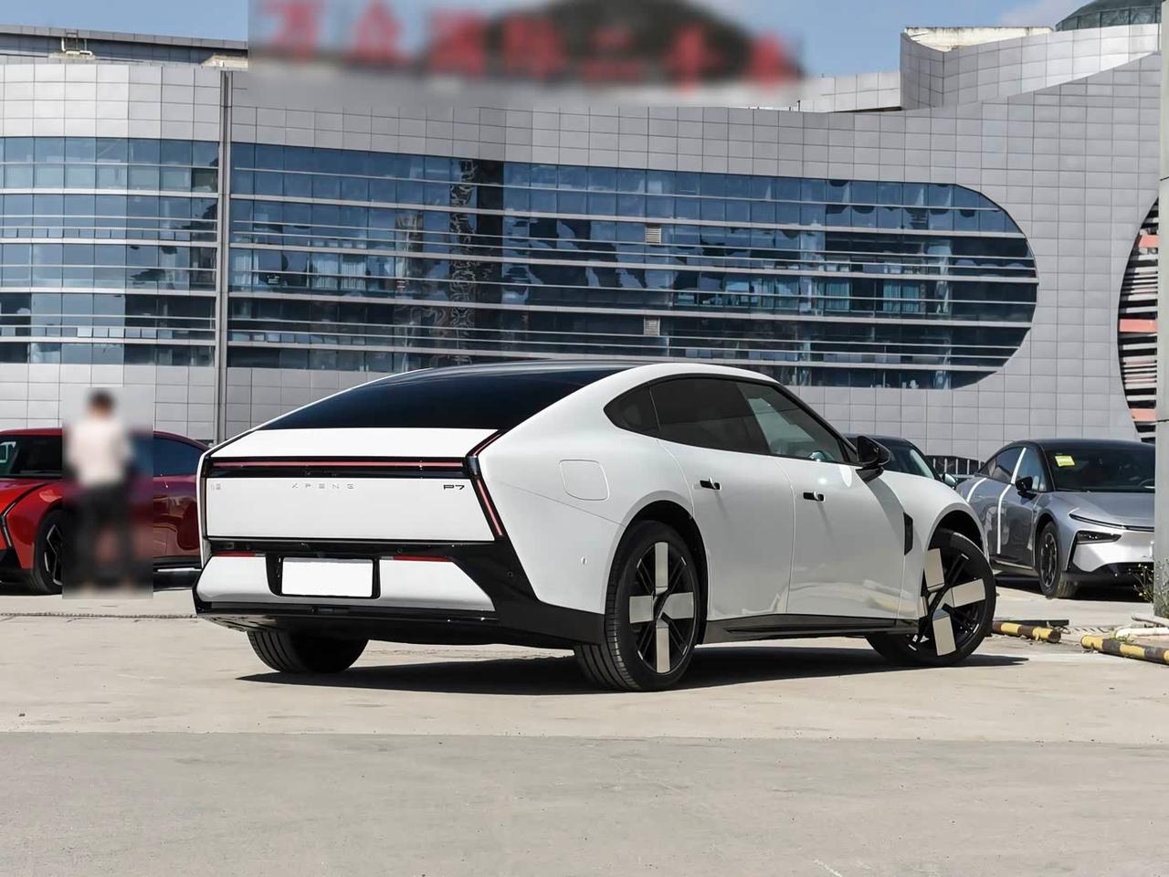 避开小米SU7锋芒，小鹏P7提前上市全系3款配置，2款后驱指导价20.38万