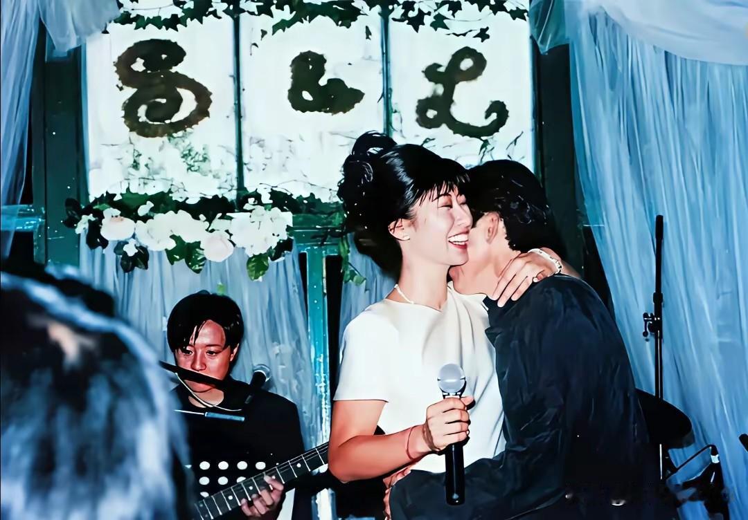 这是1996年叶倩文和林子祥低调完婚的婚礼现场，那时的叶倩文已经35岁了，而林子