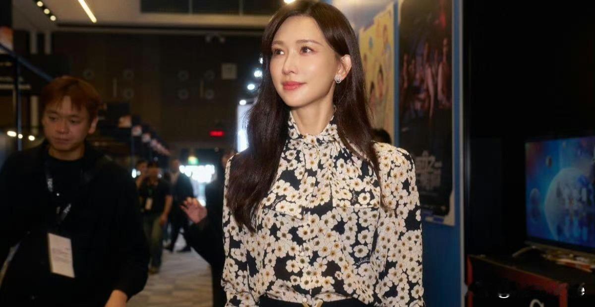 5月21日，林志玲放弃就职TD部门距离被封就差临门一脚，好在她及时缩回脚了，不