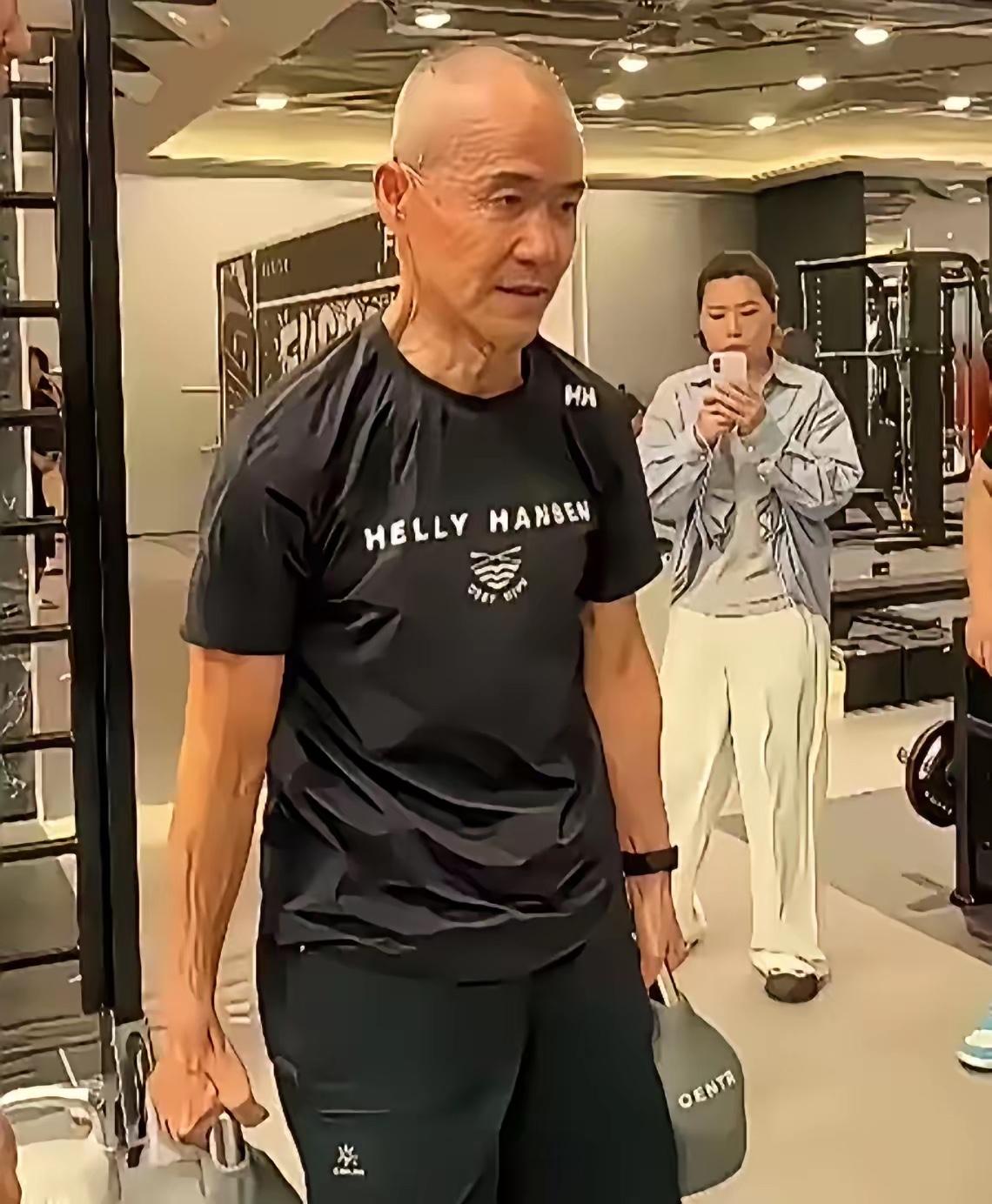 王石，为了有个好身体是真拼啊。75岁了，每天还泡在健身房里。身材练的是真好，没有