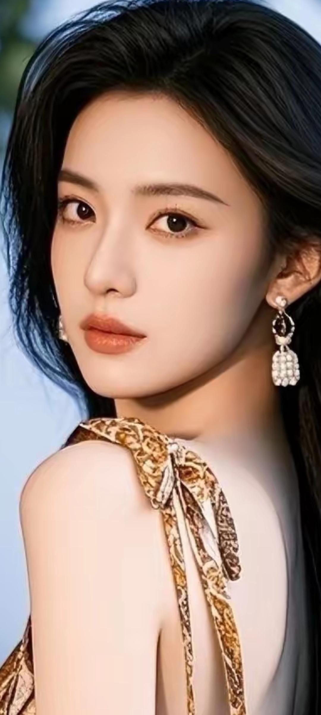 优雅黑发美人，复古风穿搭，珍珠耳环点缀，尽显高贵气质。
