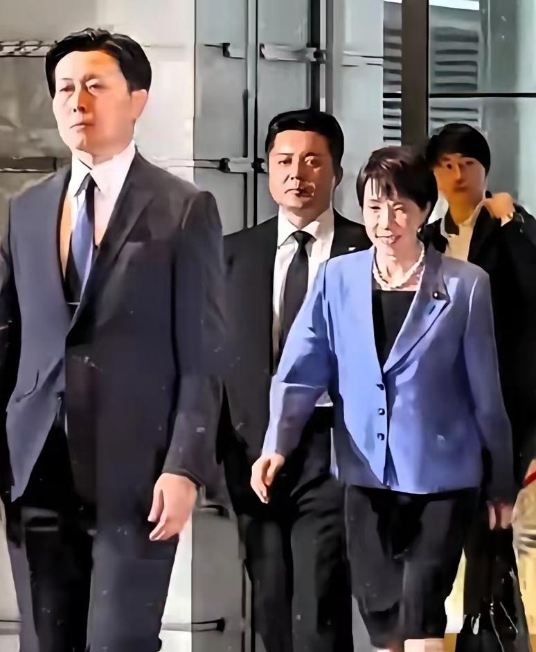 本是福建舰入列的大好日子，正举国欢腾，没想到还撞上个意外“惊喜”！福建舰舷