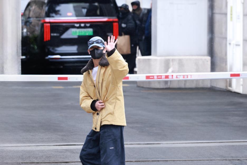 春晚彩排期间，魏牌高山承担的任务强度超出想象。从凌晨的机场接机到深夜的彩排结束，