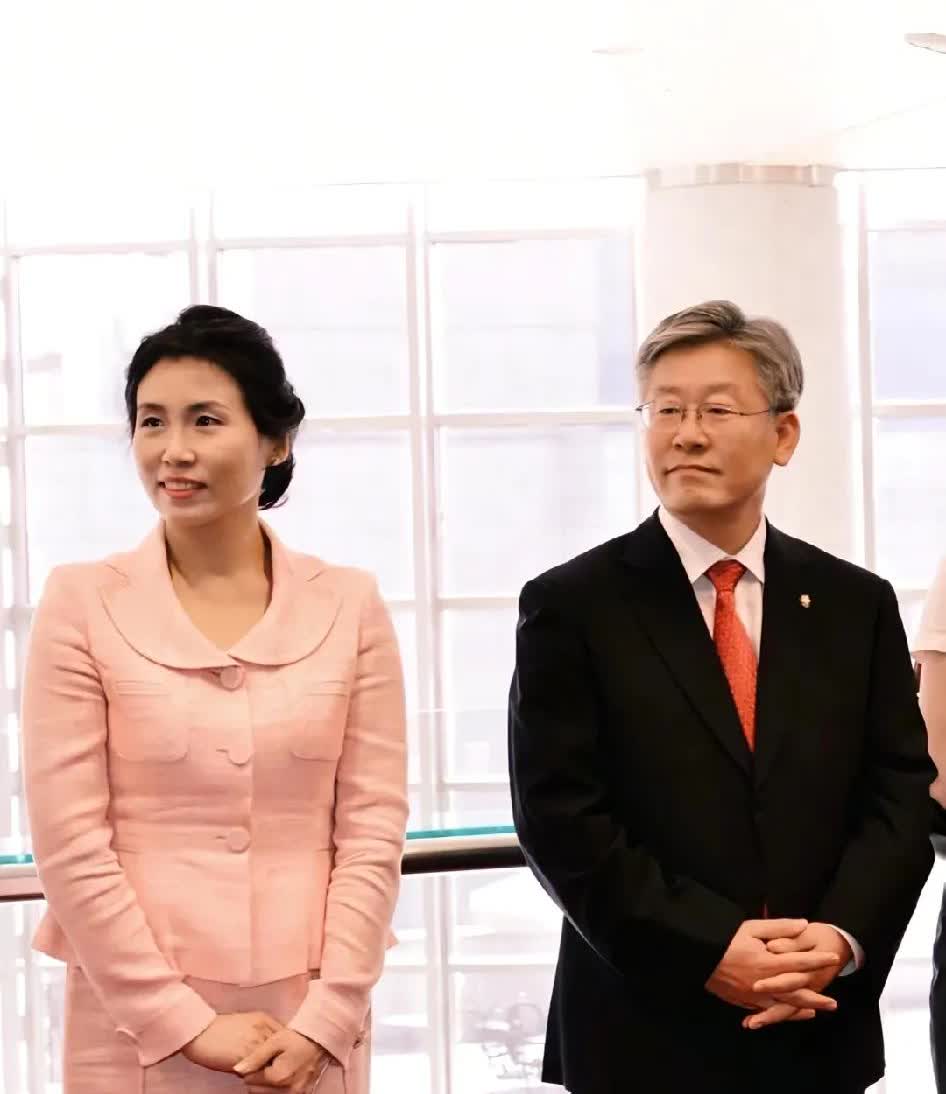 看到韩国大统领李在明和其爱妻金景惠亲密的合照，照片中两人脸上洋溢的幸福笑容，此刻