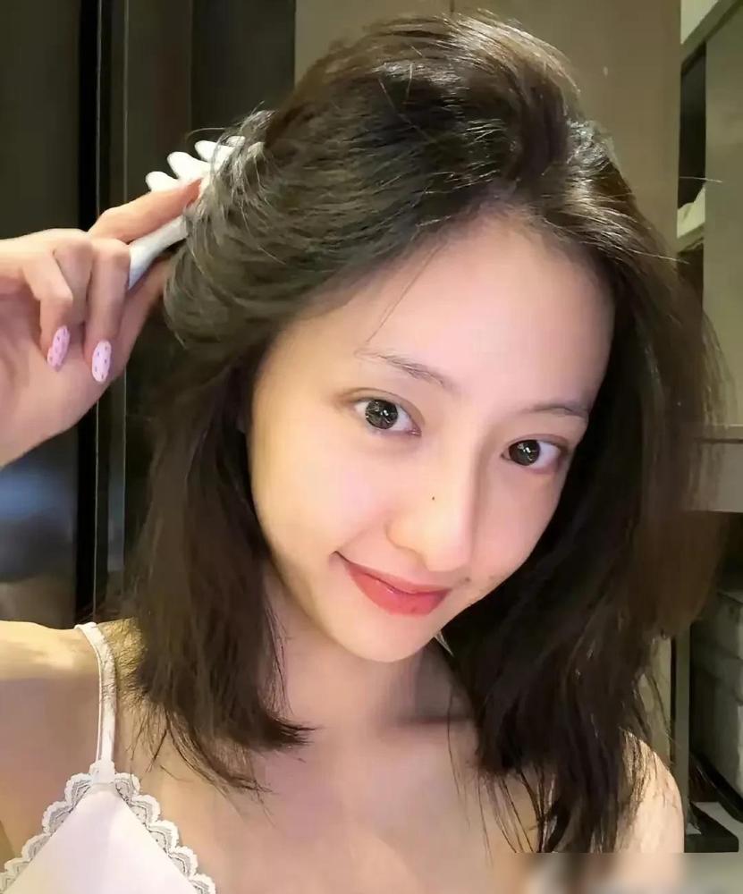 20分钟视频门，她没报警，直接进组当了女主。铺天盖地都是那段20分钟的视频。