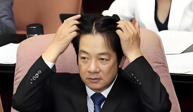 台当局当冤大头挺熟练的。 时间拨回2012年。美国人抛出诱饵，要给F-16战