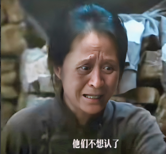 《生万物》一个细思极恐的细节：傻挑的肚子发作了，铁头家门口突然多出许多东西，而且