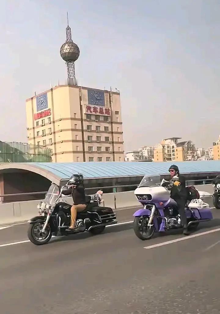 青岛摩托车队骑车来济南炸街，结果误上高架桥，被济南交警铁骑“请”下去了。看