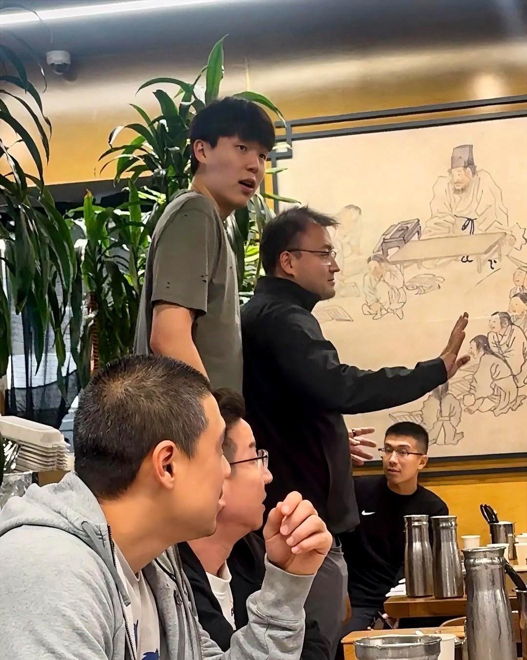 杨瀚森7分钟没得分，球迷急了，说他打球不行还去吃饭。可教练说：这孩子防守灵，学