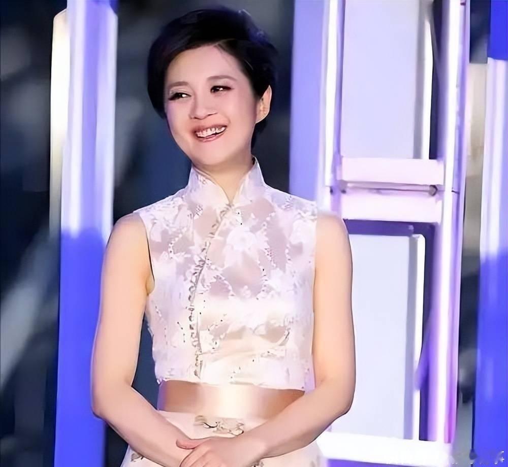 现在已经58岁的许戈辉，她的人生经历真让人感慨。这位曾经和董卿不相上下的才女，二