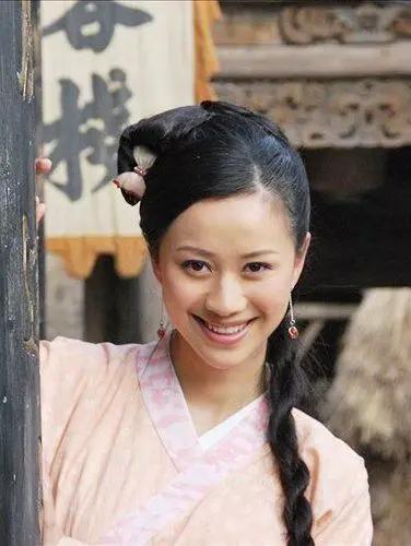 倪虹洁特别漂亮，很多人对她的记忆点，就是《武林外传》里的祝无双，但对她她的人生