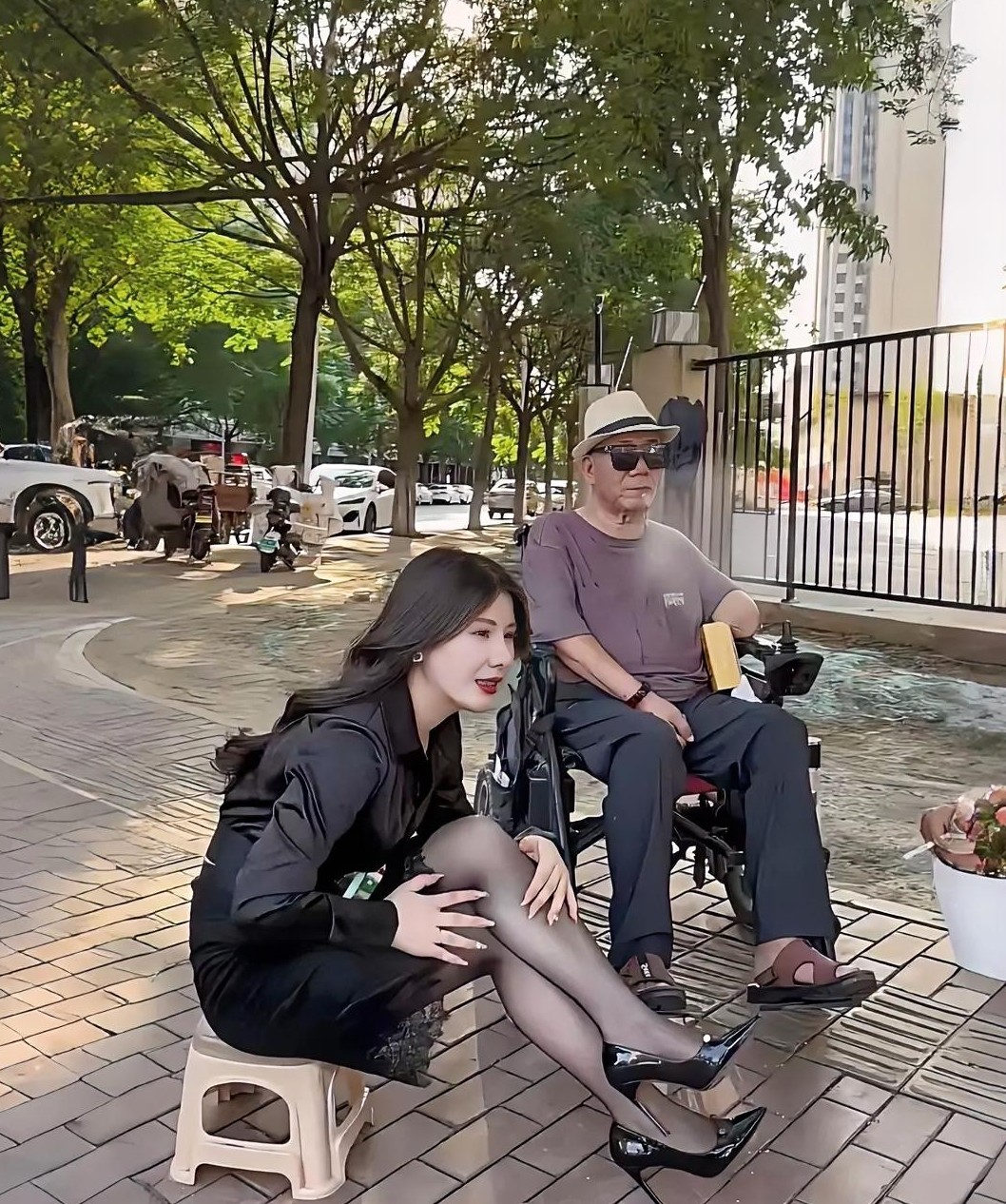 终于知道大爷戴墨镜的原因了