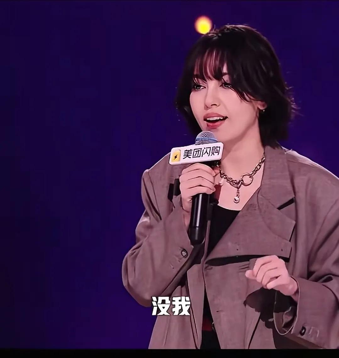 来自新疆阿克苏的脱口秀演员小帕，前几年得了抑郁症，看得出来前几年状态确实非常的差