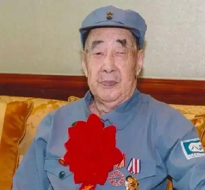 你知道吗，许家印的父亲许贤高，年轻时可不是普通村民，而是实打实参加过战场的老八路