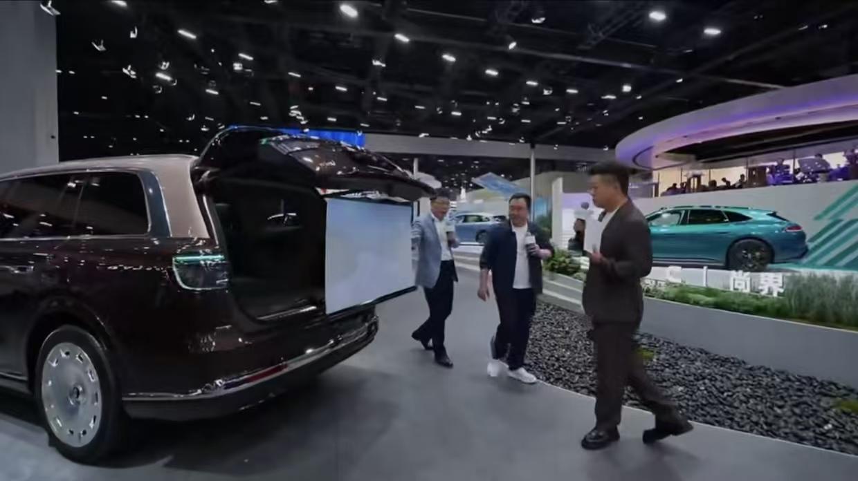 全新一代问界M9领世加长版亮相北京车展，续写豪华旗舰传奇余承东微博首发曝光视频