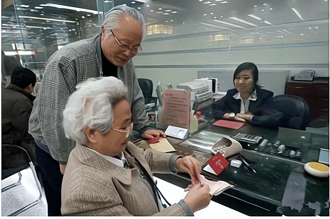 10万块存银行，一年利息才1500?2026下半年，存款的4个“新规矩”你必须知