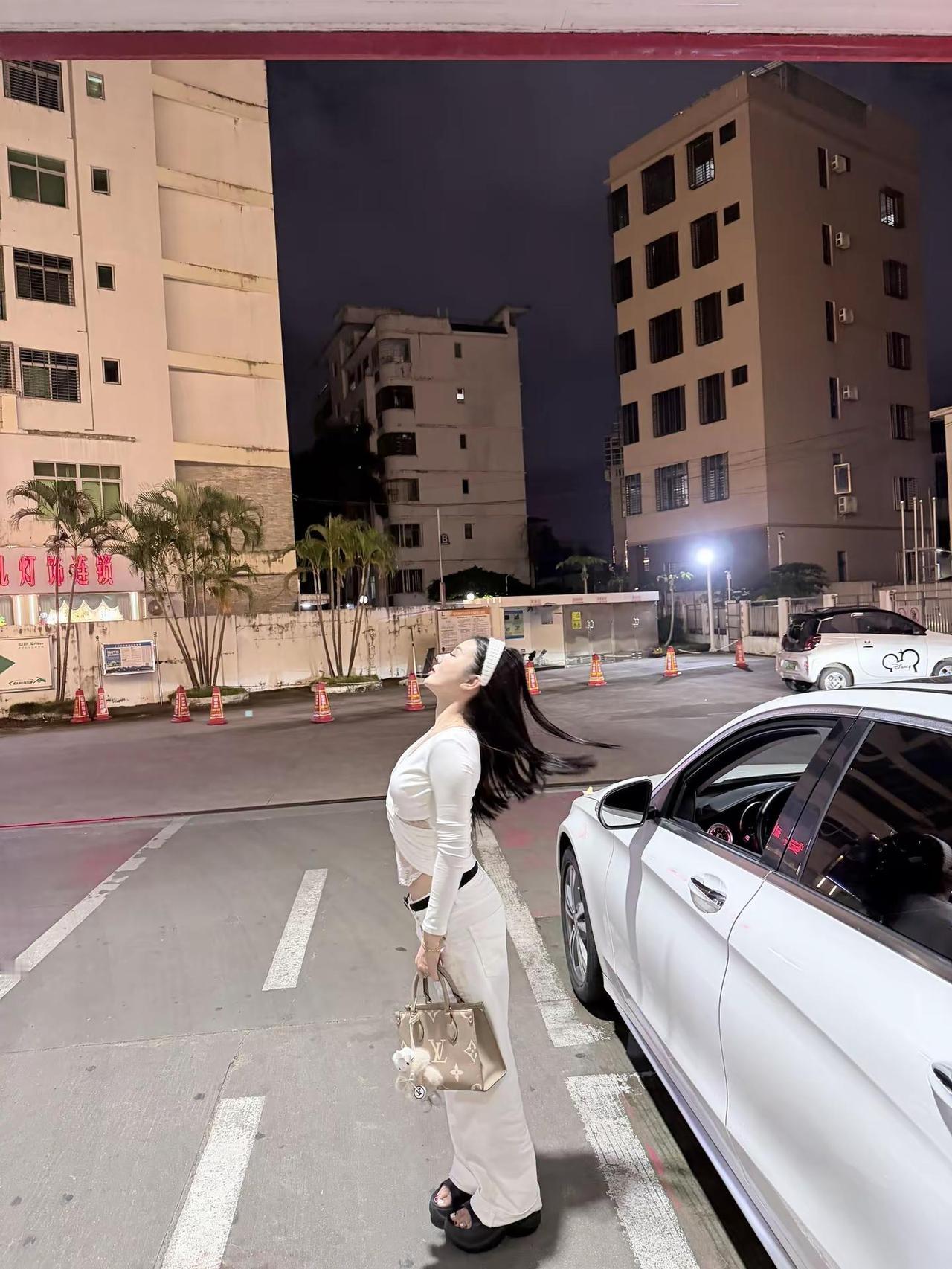 女人一身白走哪都发财